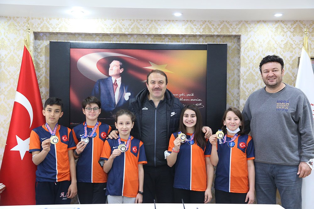 ORDULU YÜZÜCÜLERDEN GENÇ’E ZİYARET