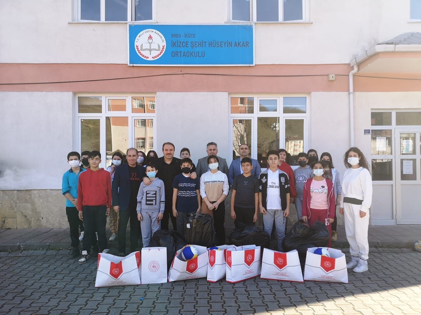 İKİZCE GENÇLERİ SPOR MALZEMELERİNE KAVUŞTU