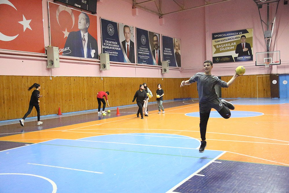 YILDIZ HENTBOLCULAR ORDU’DA YETİŞİYOR