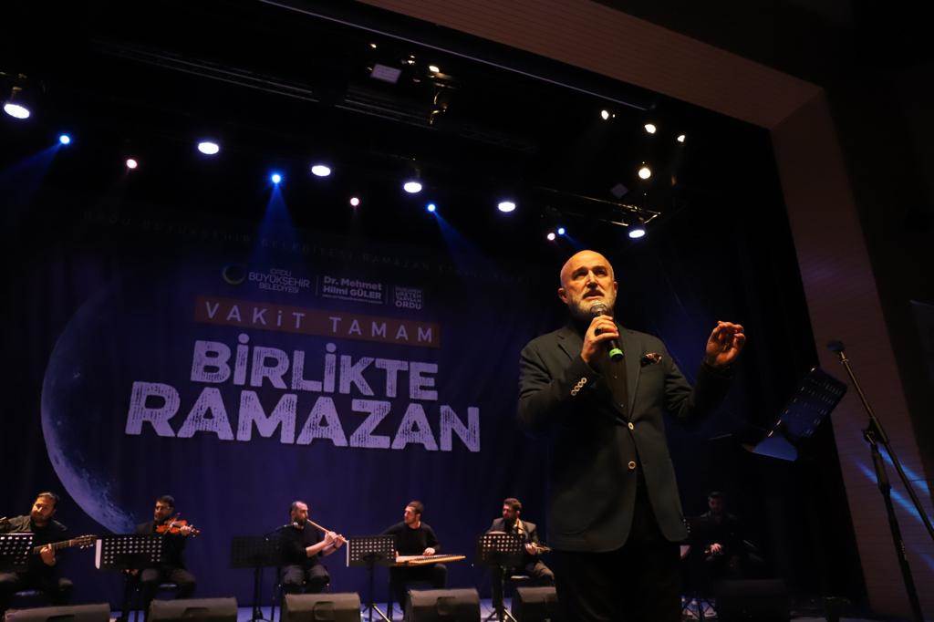 NECİPOĞLU, DİNLEYENLERİ MEST ETTİ