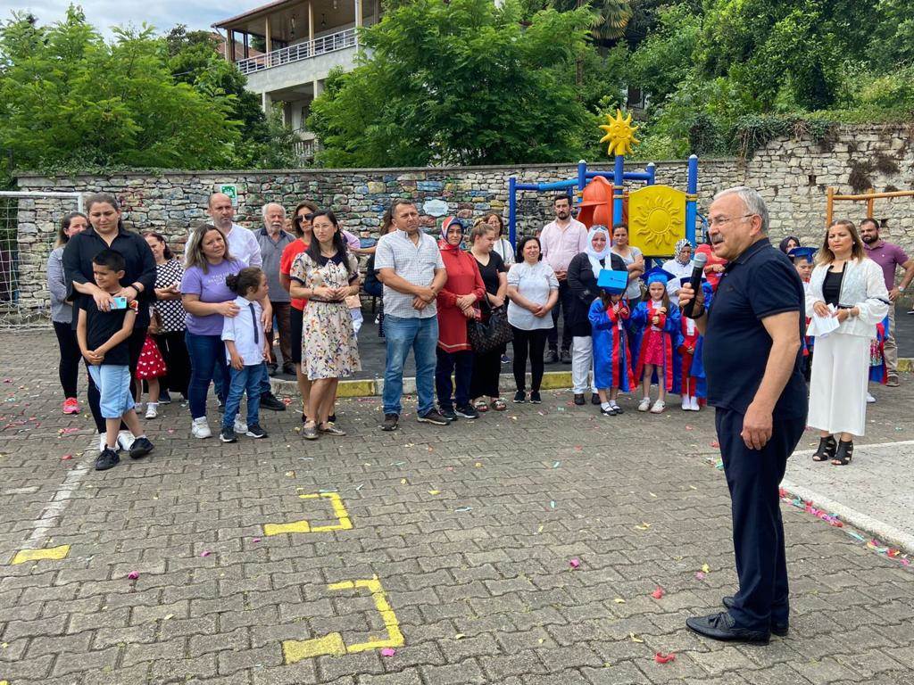 BAŞKAN GÜLER ÇOCUKLUĞUNUN GEÇTİĞİ İLKOKULDA KARNE DAĞITTI