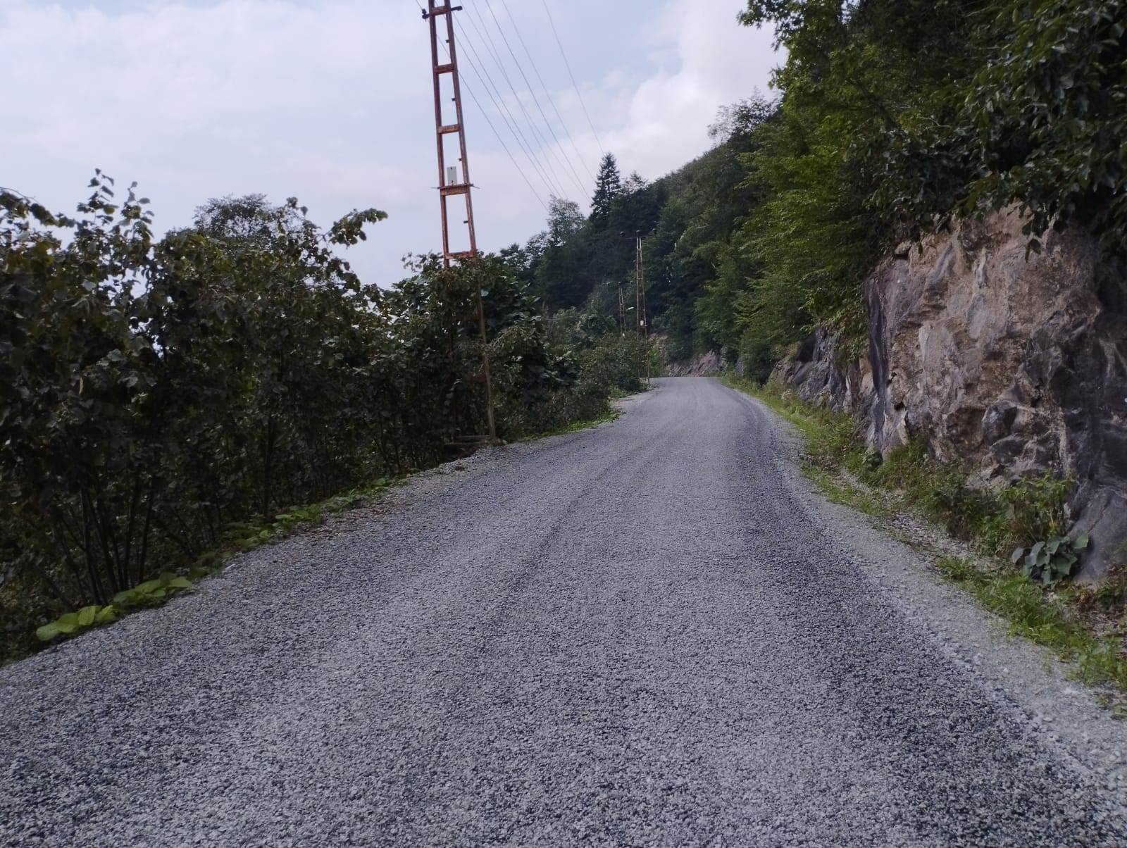 3 MAHALLEYİ BİRBİRİNE BAĞLAYAN YOL ASFALTLA BULUŞTU