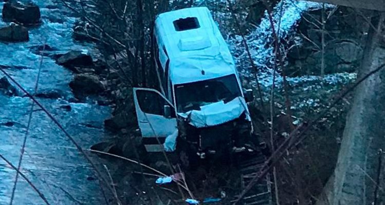 GÖLKÖY’DE OKUL SERVİSİ ŞARAMPOLE YUVARLANDI