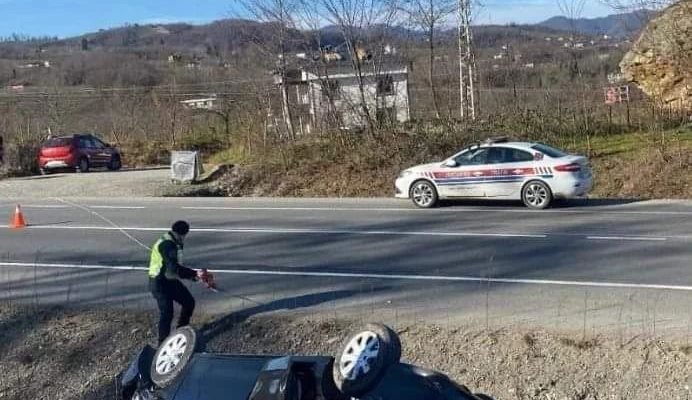 OTOMOBİL YOL KENARINDA TERS DÖNDÜ
