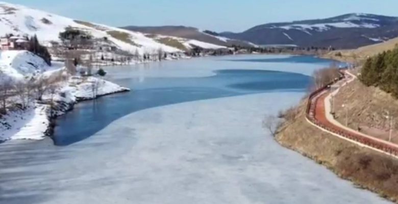 YAYLADAKİ GÖLET BUZ TUTTU