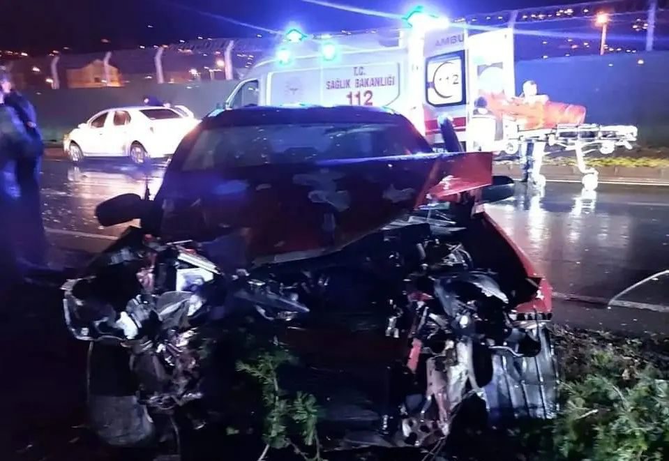 ARACIN ÖNÜ PARAMPARÇA OLDU