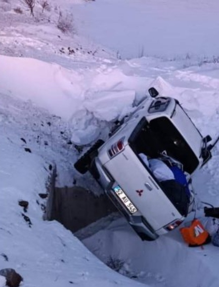 DEPREM BÖLGESİNDE DÖNERKEN KAZA GEÇİRDİLER