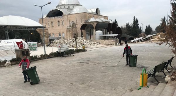 DEPREM BÖLGESİNDE TEMİZLİK SEFERBERLİĞİ