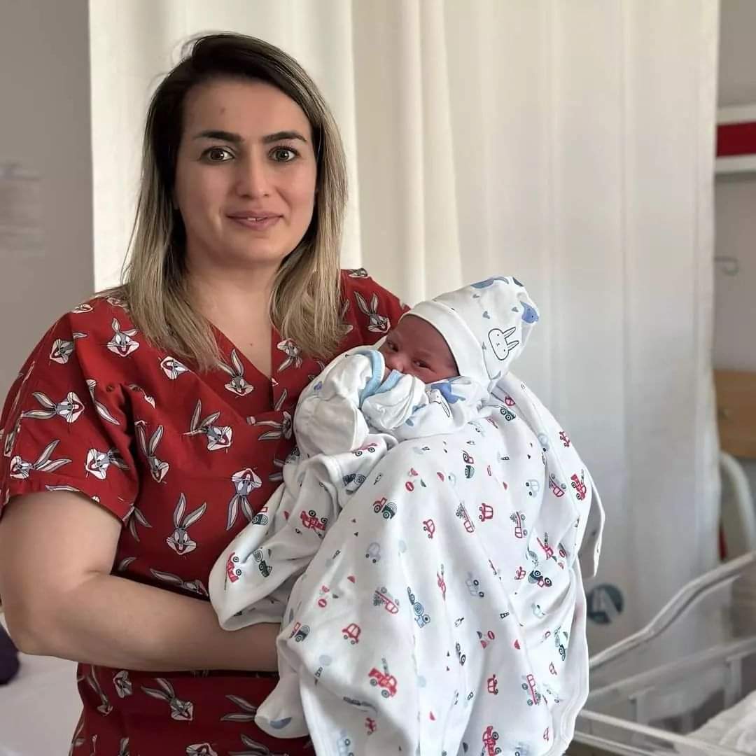 DEPREMDEN KURTULDU DÜNYAYA GÖZLERİNİ FATSA’DA AÇTI