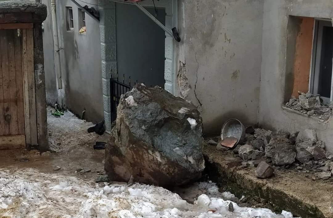 DÜŞEN KAYALAR BİR EVE ZARAR VERDİ