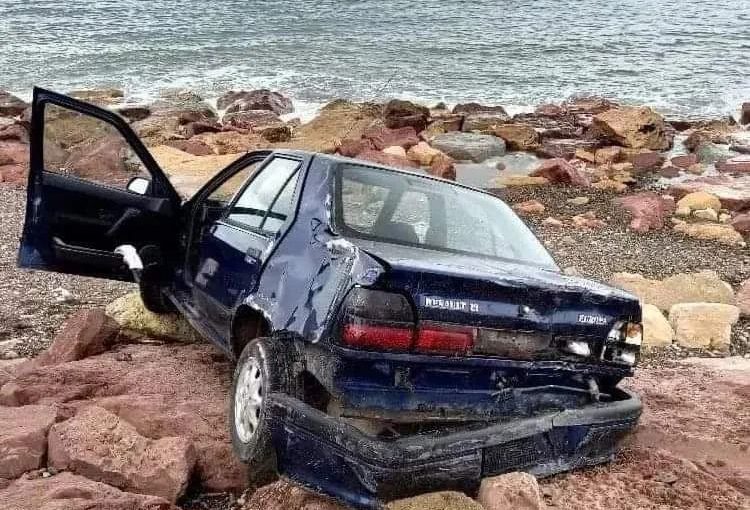 FATSA’DA ARAÇ DENİZE UÇMAKTAN SON ANDA KURTULDU