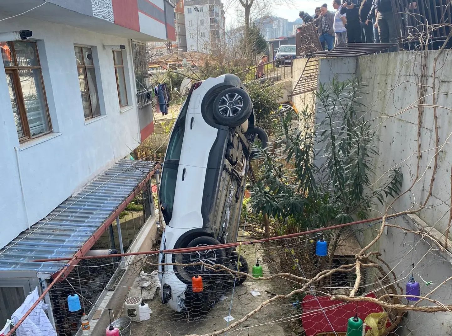 YAŞANAN KAZADA OTOMOBİL BOŞLUĞA DÜŞTÜ