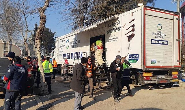 GÜNLERDİR MOBİL MUTFAK TIRI İLE YEMEK İHTİYACI KARŞILANIYOR
