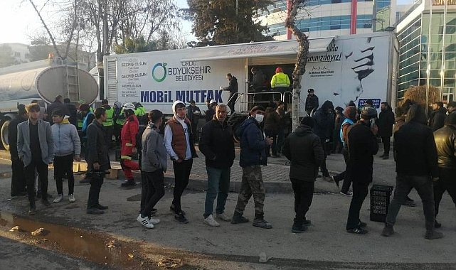MOBİL MUTFAK TIRI DEPREMZEDELERİN YEMEK İHTİYACINI KARŞILAMAYA DEVAM EDİYOR