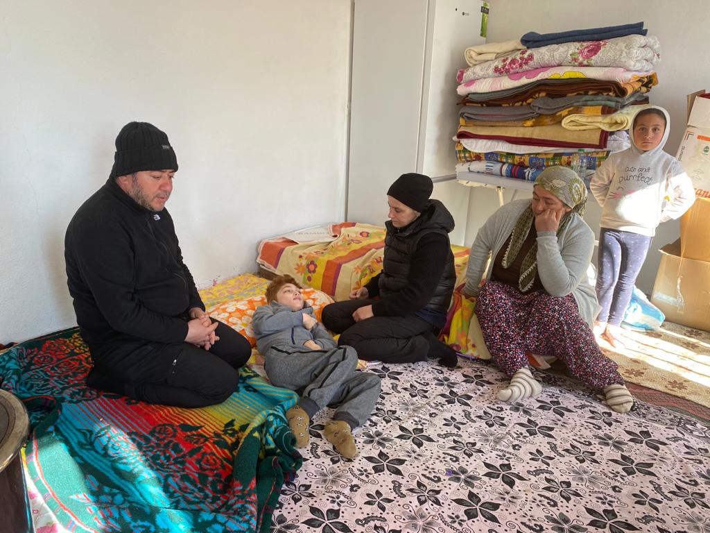BAŞKAN TÖREN ENGELLİ DEPREMZEDE ÇOCUĞU YALNIZ BIRAKMADI