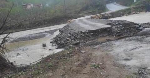 BİR MAHALLEYE GEÇİŞ KÖPRÜSÜ YIKILDI