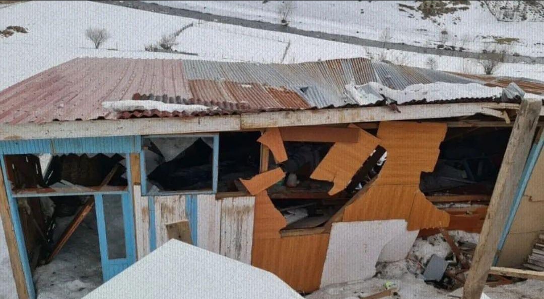 CAMBAŞI’INDA EVİN ÜSTÜNE KAR KÜTLESİ DÜŞTÜ