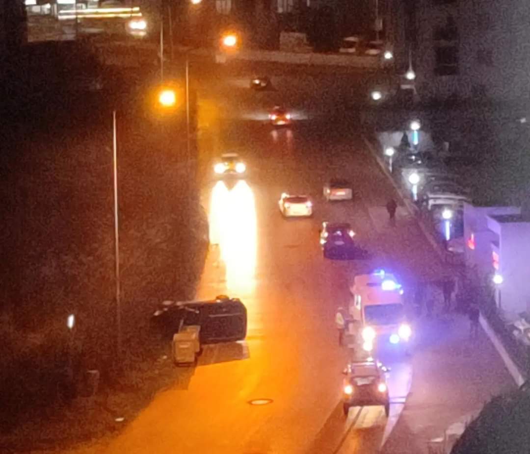 ARAÇ MAHALLENİN ORTASINDA DEVRİLDİ