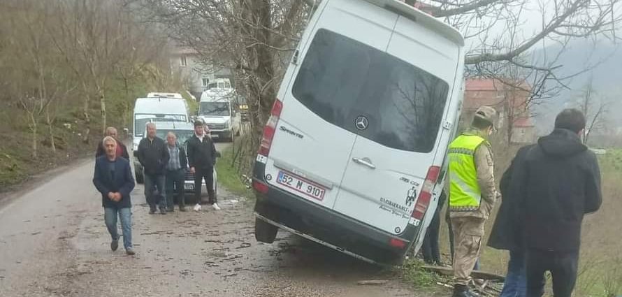 ÖĞRENCİLERİ TAŞIYORDU, SON ANDA DURDU!