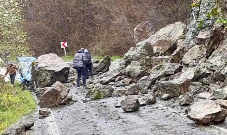 HEYELANDA DÜŞEN KAYALAR YOLU KAPATTI