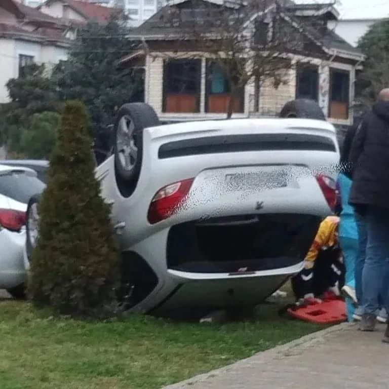 OTOMOBİL ANA YOLDA TERS DÖNDÜ