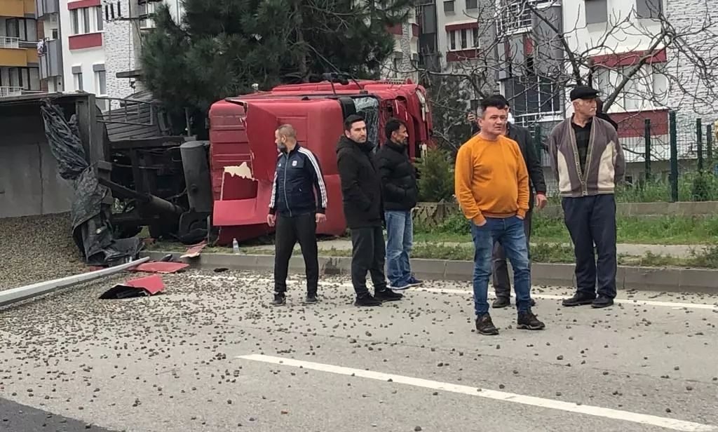 SAHİL YOLUNDA TIR YAN YATTI