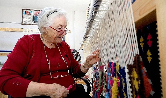 83 YAŞINDA İLMEK İLMEK HALI DOKUYOR