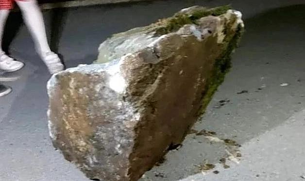 Ordu'da karayoluna düşen kaya parçası korkuttu