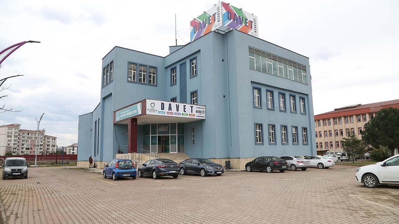 DAVET'E 10 BİN KİŞİ İCABET ETTİ