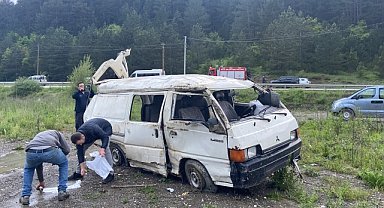 Devrilen minibüsteki 2 kişi yaralandı
