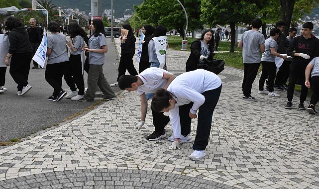 Dursun Tüzün izmarit toplandı