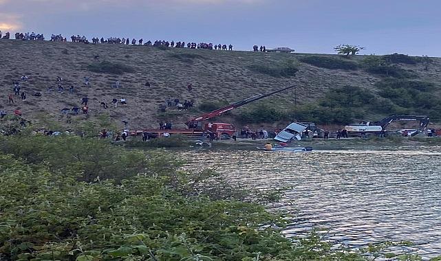 Gölete düşen otomobildeki genç öldü