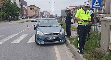 Otomobil bisiklete çarptı