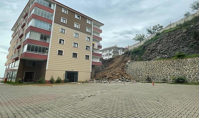 Otomobiller Çöken İstinat duvarının altında kaldı