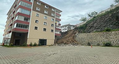 Otomobiller Çöken İstinat duvarının altında kaldı