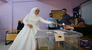 Sandığa gelinliğiyle geldi
