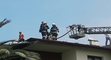 Villanın çatısında çıkan yangın korkuttu