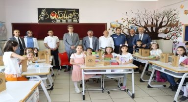 19 Mayıs'ta öğrencilere karneleri verildi 