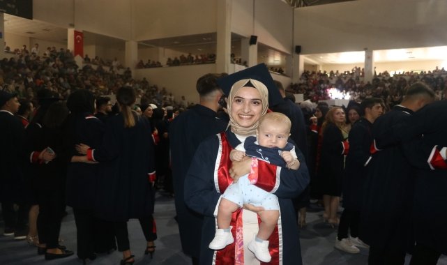 Afla geri döndüğü üniversiteden mezun olmanın sevincini 4 aylık oğluyla yaşadı