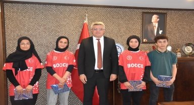 Alaçamlı başarılı sporculardan İl Milli Eğitim Müdürü Murat Ağar'a ziyaret