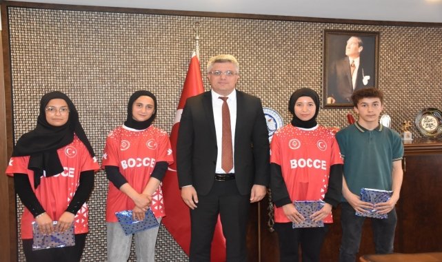 Alaçamlı başarılı sporculardan İl Milli Eğitim Müdürü Murat Ağar'a ziyaret