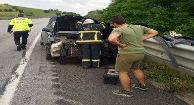 Amasya’da bariyerlere çarpan otomobildeki 3 kişi yaralandı