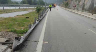 Amasya'da otomobilin bariyerlerde sürüklenme anı güvenlik kamerasınca kaydedildi
