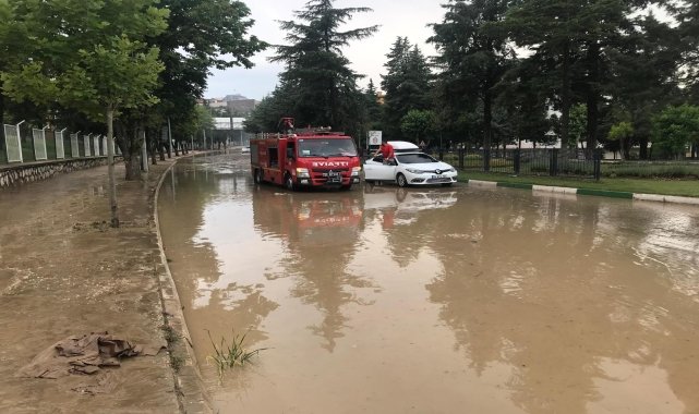 Amasya'da sağanak su baskınlarına neden oldu