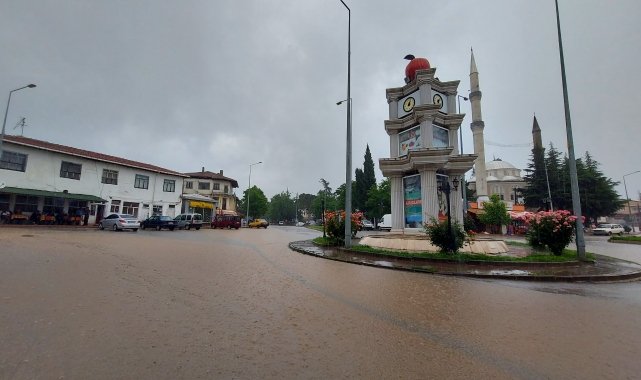 Amasya'nın Hamamözü ilçesinde sağanak dolayısıyla bazı yollar kapandı