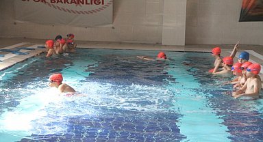 Amasya'da polis ekipleri çocuklara yüzme öğretiyor