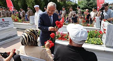 AREFE GÜNÜNDE ŞEHİTLİKLER ZİYARET EDİLDİ