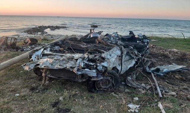 Ayancık'ta taşkında denize sürüklenen otomobilin enkazı çıkarıldı