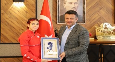 Başarılı sporcu Esra Bayrak, Belediye Başkanı Doğan'ı ziyaret etti