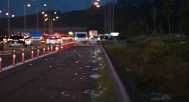 Bolu'da, tatilcilerin geçtiği otoyolda çöpleri kaldı